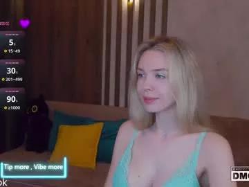 holl1would from Chaturbate