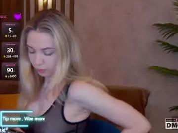 holl1would from Chaturbate