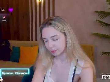 holl1would from Chaturbate
