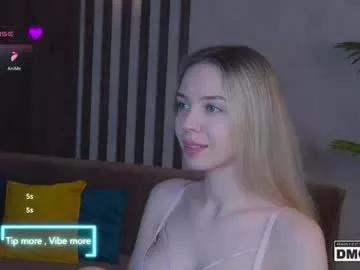 holl1would from Chaturbate