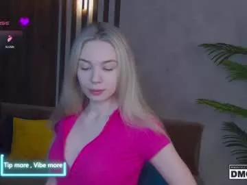 holl1would from Chaturbate