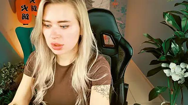 AdelLoys from StripChat is Freechat