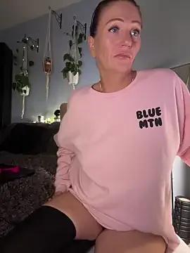 AlessandraBee from StripChat is Freechat