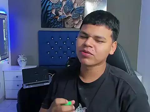 CrisAndErick from StripChat is Freechat
