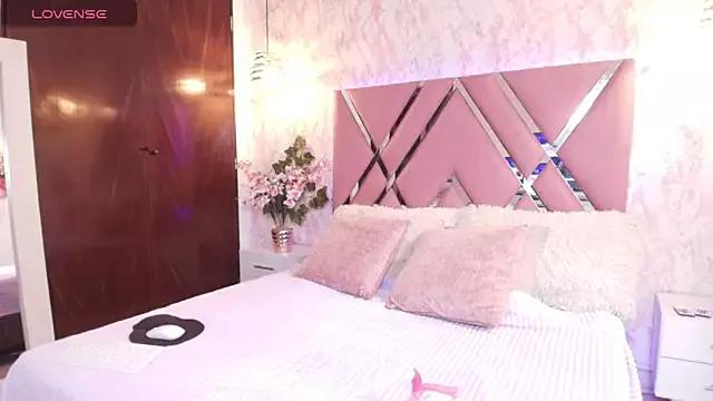 Darling_and_Scarlett from StripChat is Freechat