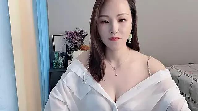 Dewluna from StripChat is Freechat