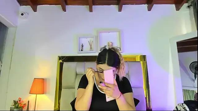 emmy_r from StripChat