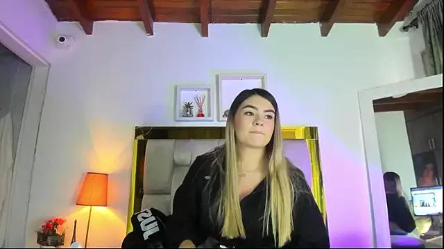 emmy_r from StripChat is Freechat