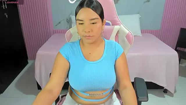 Emy_topless from StripChat is Freechat
