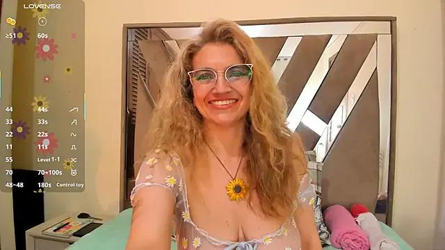 Esmeralda_oikos from StripChat is Freechat