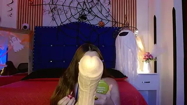 Evelynfire2 from StripChat is Freechat