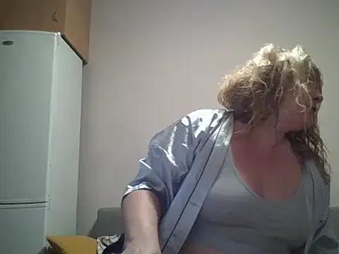 HurricaneCathrine from StripChat is Freechat