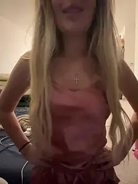 IceEyesUK from StripChat is Freechat