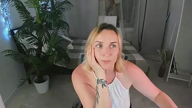 Karinella_x from StripChat is Freechat