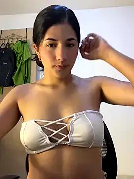 LauraCatalina from StripChat is Freechat