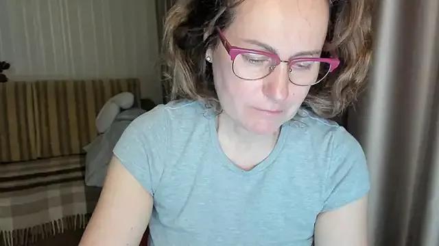 lauraoven from StripChat is Freechat