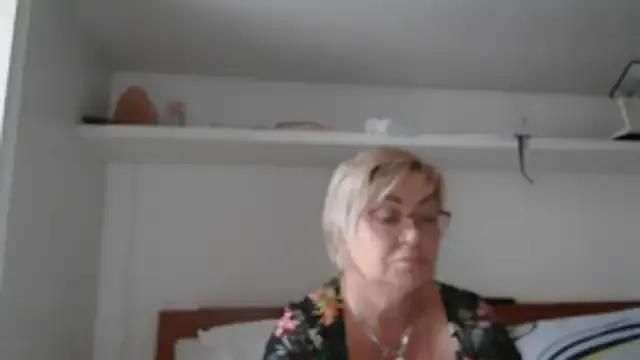 LindaL from StripChat is Freechat