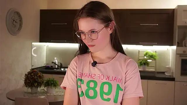 LynHillaire from StripChat is Freechat