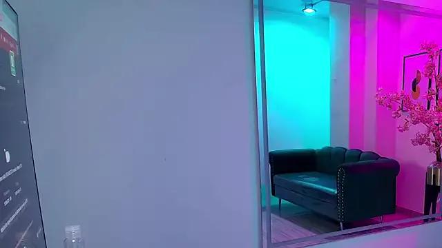 Madelaine_T18 from StripChat is Freechat
