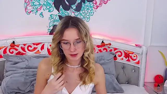 MaeLili from StripChat is Freechat