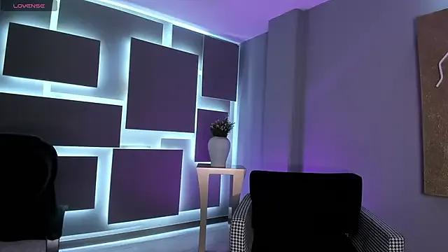 MiaLaurence from StripChat is Freechat
