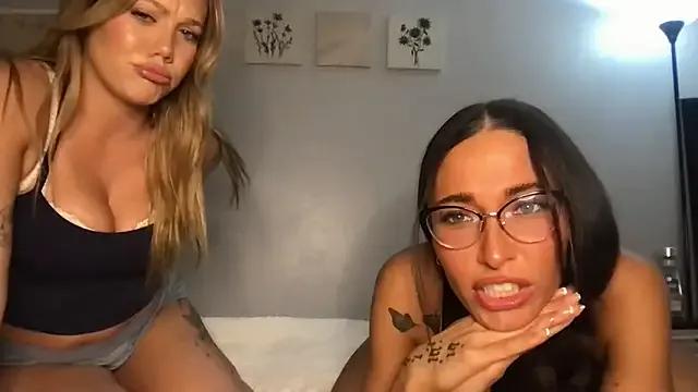MichelleXClarice from StripChat is Freechat