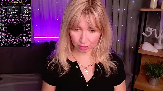 MilaBott from StripChat is Freechat