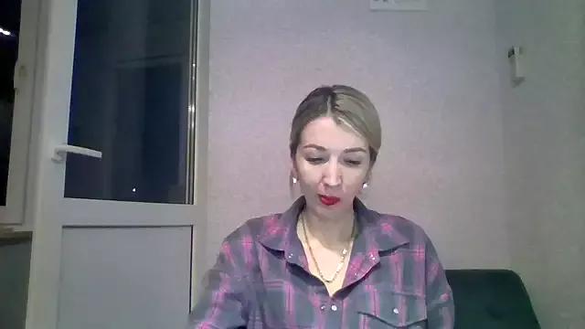 Miravexi from StripChat is Freechat