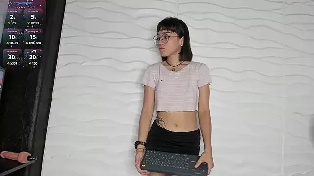 Nicki_shy from StripChat is Freechat