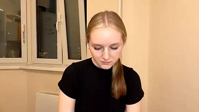 NicoleWow from StripChat is Freechat