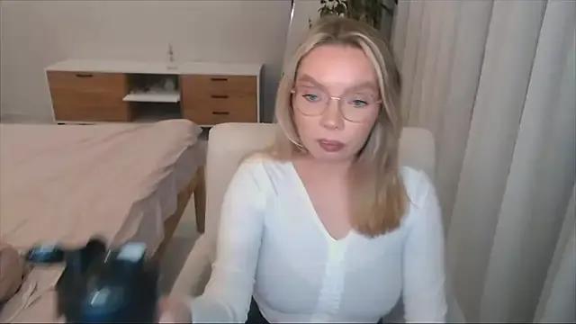 PolinaXXXXJones from StripChat is Freechat