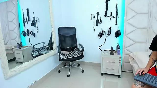 Roxy_Aron from StripChat is Freechat