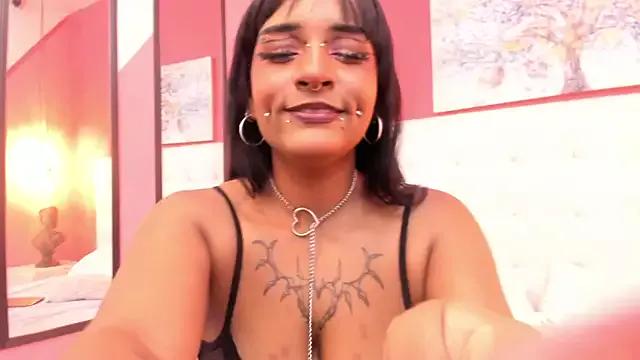Saraa_Graham from StripChat is Freechat