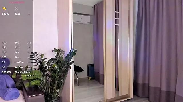 SaraShine_ from StripChat is Freechat