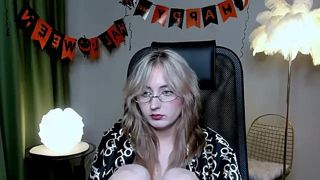 ScarlettScril from StripChat is Freechat