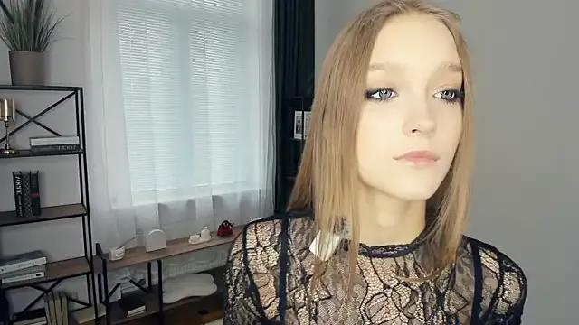 SerrenaAa from StripChat is Freechat