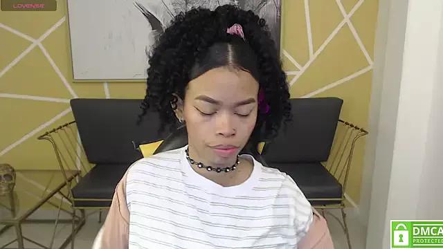 Shenna_brunette_ from StripChat is Freechat