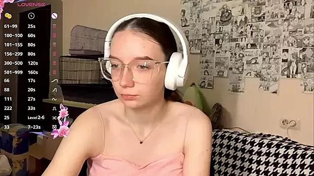 SkinnySunshinexxx from StripChat is Freechat