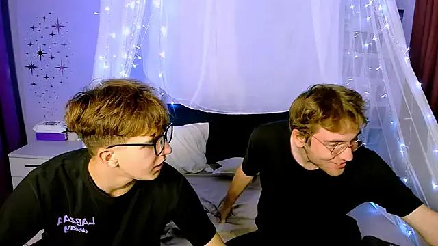 travis_wolf_ from StripChat is Freechat