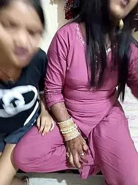 Unique_MomandDaughterrs from StripChat is Freechat