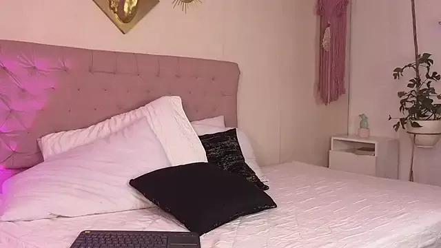 ZoeQueenn from StripChat is Freechat