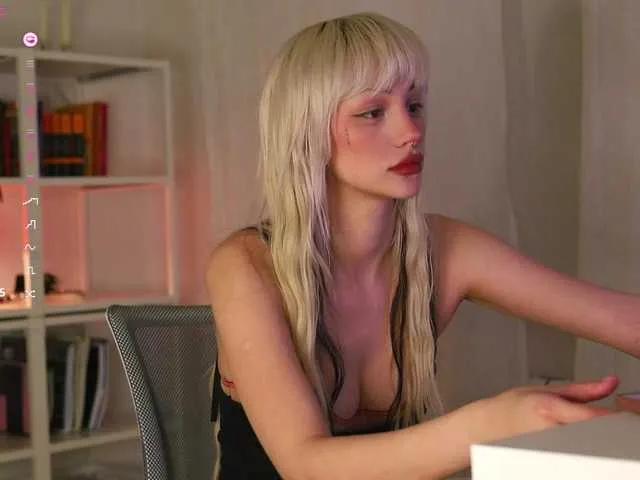 Freechat babeholly on BongaCams