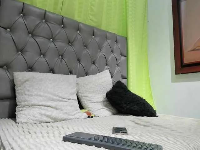 Freechat candibella on BongaCams