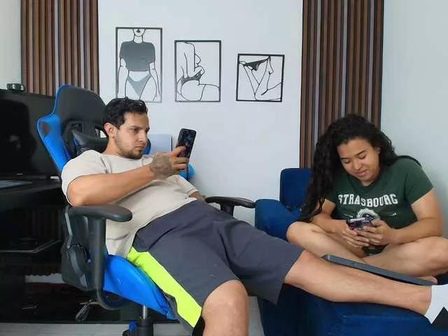 Offline couplee-horny on BongaCams