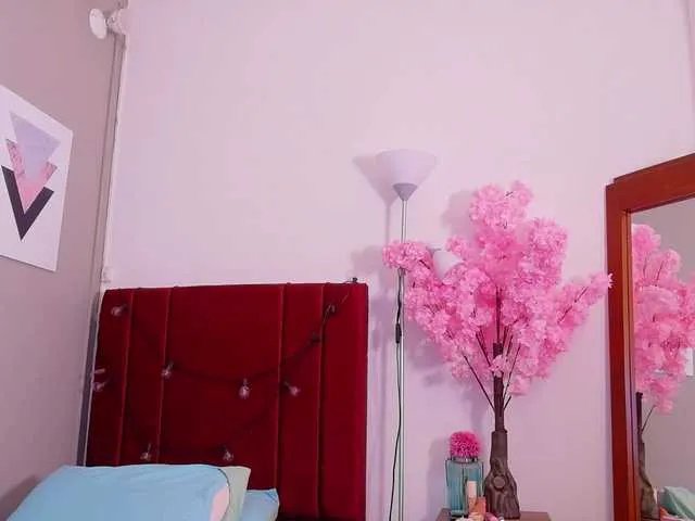 Offline cutepetitee on BongaCams