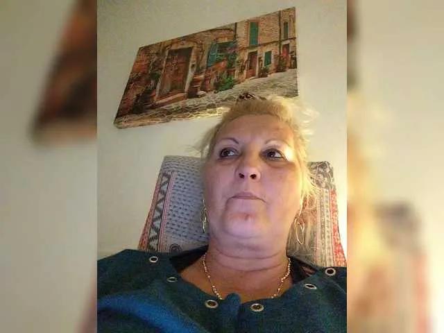 Freechat DivineBlond on BongaCams