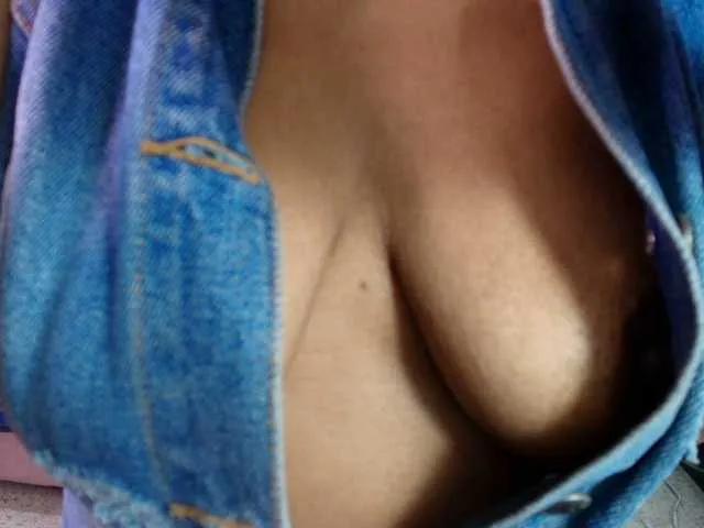 Ellie-Alves on BongaCams 