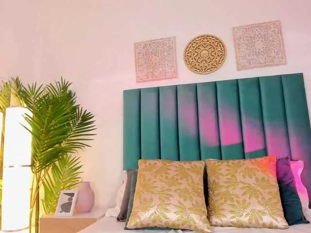 EmaaTaylor on BongaCams 