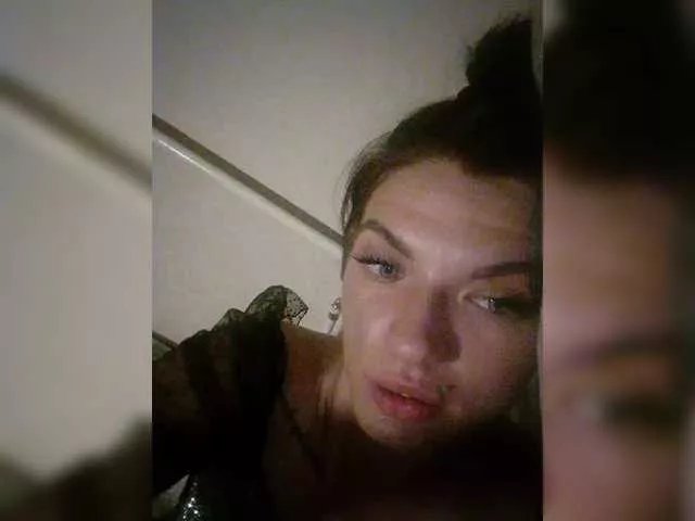 Offline Laylay13 on BongaCams