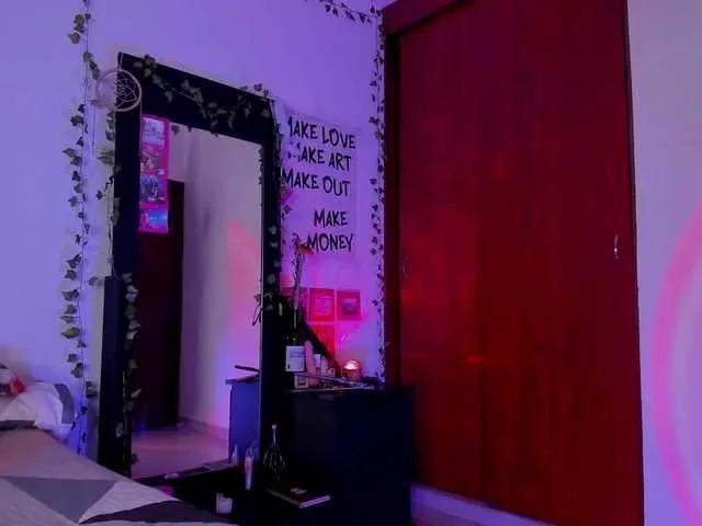 littlekayla — Men who offer me new experiences in bed and who give me spectacular treatment